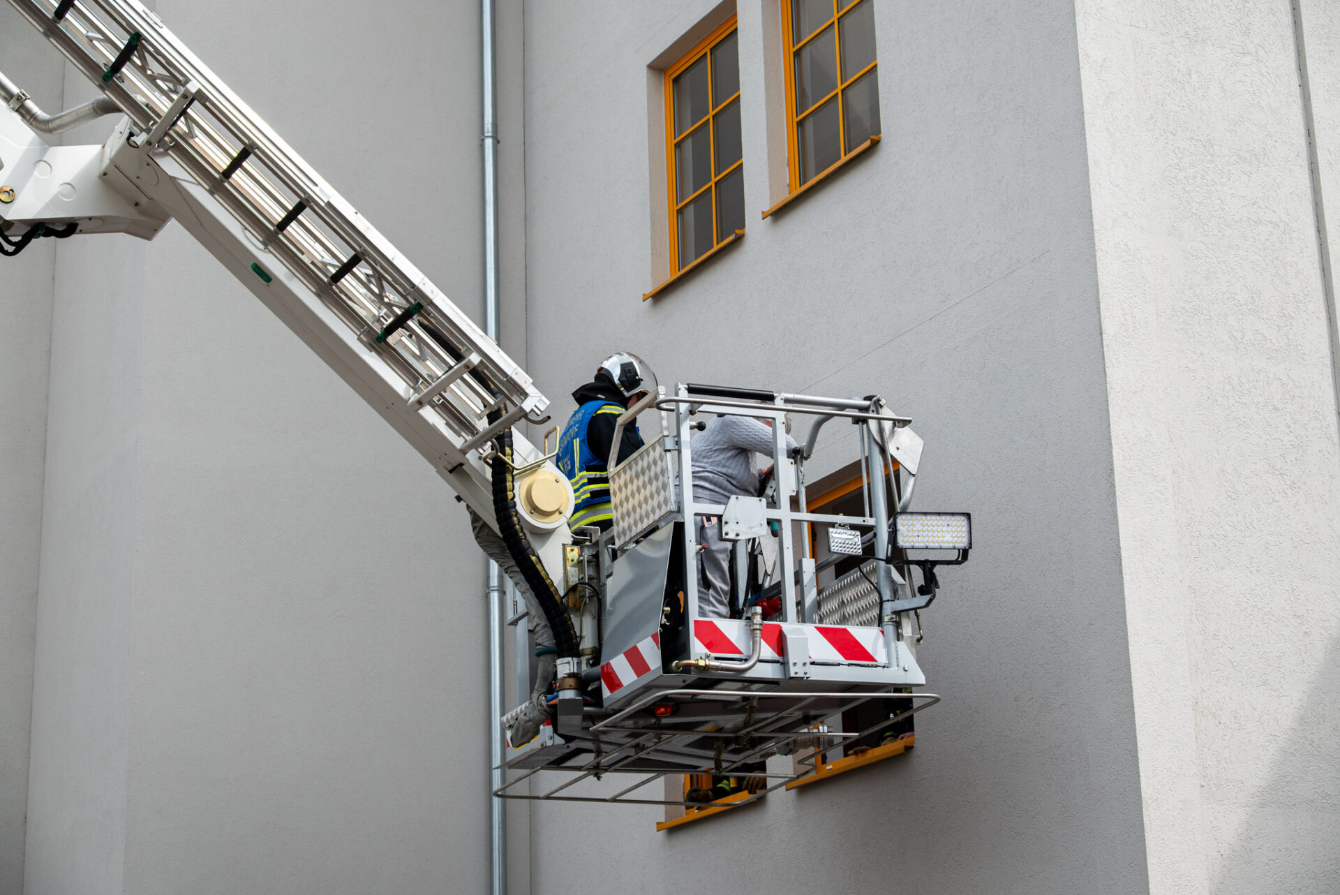 2025-04-15_1343_B2_Gebaeudebrand-Innenraum-25_Web